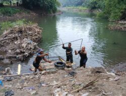 Perjuangan Kodim 1606 Angkut Material Lewat Sungai