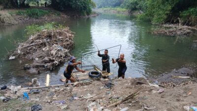 Perjuangan Kodim 1606 Angkut Material Lewat Sungai
