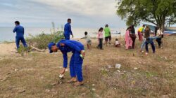 PERSONEL KAPAL POLISI XXI-2014 GOTONG ROYONG BERSIH PANTAI BERSAMA MASYARAKAT DI SUMBAWA