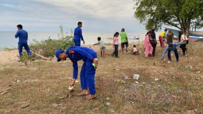PERSONEL KAPAL POLISI XXI-2014 GOTONG ROYONG BERSIH PANTAI BERSAMA MASYARAKAT DI SUMBAWA