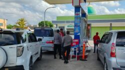 Waspada Antrean Mengular, Polsek Labuapi Jaga Ketat SPBU Demi Kenyamanan Warga