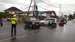 Cegah Kemacetan Jalur Wisata Senggigi, Polsek Batulayar Lakukan Penjagaan Ketat di Titik Rawan