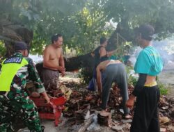 TNI dan Warga Bersihkan Pantai Gili Genting Sekotong
