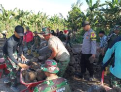 Sinergitas TNI–Polri Menguat, Personel Polsek Suralaga Ikut Gotong Royong TMMD Ke-128 di Paok Lombok
