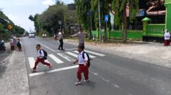 Personel Polsek Suela Lakukan Pengaturan Arus Lalu Lintas dan Bantu Penyeberangan Siswa