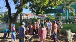 Gotong Royong Babinsa dan Warga Rawat Pemakaman Keramat