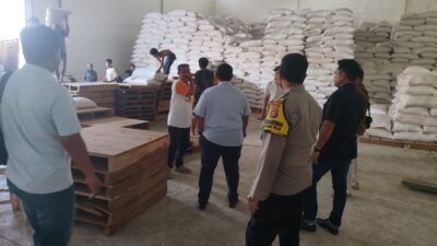 Kawal Stok Pangan Nasional, Polsek Labuapi Dampingi Petani