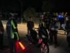 Antisipasi Balapan Liar dan Kecelakaan Lalulintas, Satlantas Polres Bima Kabupaten Optimalkan Patroli Malam Hingga dini Hari     Personel Satlantas Polres Bima Kabupaten Polda metro kembali melaksanakan Patroli malam untuk mencegah balapan liar ,kecelakaan lalu lintas dan kejahatan jalanan lainnya Kamis 7 Mei 2026 .   Patroli malam yang di mulai sejak pukul 23.00.Wita itu dilaksanakan untuk meningkatkan keamanan dan kelancaran arus lalu lintas di wilayah hukum Polres Bima Kabupaten.   Personel di sebar dibeberapa titik yang yang dianggap rawan seperti di seputaran pantai Kalaki hingga pertigaan patung kuda Desa Panda.   Kegiatan ini akan terus di lakukan sebagai langkah antisipasi terjadinya kemacetan dan kecelakaan lalu lintas akibat aksi Balap Liar   Anggota Satlantas Polres Bima Kabupaten yang bertugas juga memberikan himbauan kepada masyarakat agar selalu mengutamakan keselamatan berlalu lintas serta mematuhi peraturan dalam berlalu lintas di jalan raya.    Kapolres Bima AKBP Muhammad Anton Bhayangkara Gaisar S.I.K.,MH.melalui Kasat lantas Iptu Putu Agus Mas Purnomo SH menjelaskan kegiatan ini rutin dilaksanakan, hal tersebut juga merupakan salah satu pelayanan prima Kepolisian kepada masyarakat.   “Kami hadir semata-mata untuk kepentingan masyarakat dan memberikan pelayanan terbaik bagi masyarakat”. Ujarnya.   Kegiatan yang berakhir hingga dini hari itu berjalan dengan lancar dan aman. Situasi Kamtibmas dan arus lalulintas di laporkan dalam keadaan kondusif.
