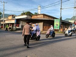 Polsek Pemenang Laksanakan Rawan Pagi di Simpang Empat Pemenang, Arus Lalu Lintas Aman dan Lancar