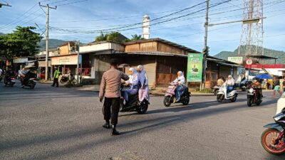 Polsek Pemenang Laksanakan Rawan Pagi di Simpang Empat Pemenang, Arus Lalu Lintas Aman dan Lancar