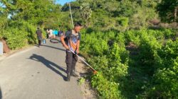 Jumat Bersih di Jalur Wisata Pantai Lawar, Polisi dan Warga Kompak Gotong Royong