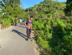 Jumat Bersih di Jalur Wisata Pantai Lawar, Polisi dan Warga Kompak Gotong Royong