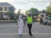 Bantu Siswa Menyeberang, Polisi Ingatkan Pengendara Gunakan Helm SNI dan Lengkapi Surat Kendaraan