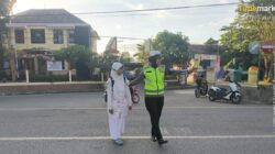 Bantu Siswa Menyeberang, Polisi Ingatkan Pengendara Gunakan Helm SNI dan Lengkapi Surat Kendaraan