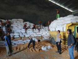 Bhabinkamtibmas Polres Bima Kota Sambangi dan Cek Aktivitas Bongkar Muat Jagung di Gudang Subur