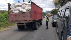 SAT LANTAS POLRES DOMPU LAKSANAKAN PENGAMANAN DAN PENGATURAN LALU LINTAS PADA KEGIATAN PANEN RAYA JAGUNG DI MANGGALEWA