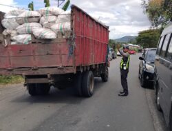 SAT LANTAS POLRES DOMPU LAKSANAKAN PENGAMANAN DAN PENGATURAN LALU LINTAS PADA KEGIATAN PANEN RAYA JAGUNG DI MANGGALEWA
