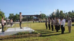 PEMBERIAN PENGHARGAAN KEPADA PERSONIL BERPRESTASI SAAT UPACARA HARI KEBANGKITAN NASIONAL OLEH KAPOLRES LOMBOK UTARA