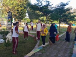 Ciptakan Lingkungan Sehat, Polsek Rasanae Timur Gotong Royong Bersama Warga
