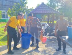 Ciptakan Lingkungan Kerja Nyaman, Personel Polres Bima Kota Gotong Royong Bersih Mako