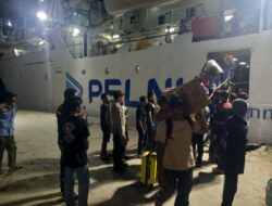 Polsek Kawasan Pelabuhan Laut Bima Laksanakan Pengamanan KM Wilis Saat Embarkasi dan Debarkasi Penumpang