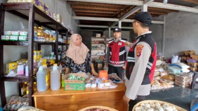 Polsek Gangga Laksanakan Patroli Dialogis Sampaikan Imbauan Kamtibmas Kepada Pedagang Sembako