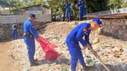 “Polisi Peduli” Satpolairud Polres Bima Kabupaten Gelar PAM Wisata dan Bersihkan Sampah di Sepanjang Pantai Kalaki