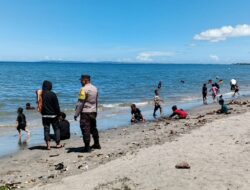 Bhabinkamtibmas Desa Labuhan Haji Monitoring dan Sambang Wisata Pantai, Imbau Pengunjung Jaga Keamanan dan Kebersihan