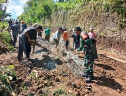 Babinsa Narmada Pimpin Pentalutan Jalan Demi Keselamatan Warga