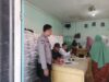 Bhabinkamtibmas Desa Arjangka Monitoring Penyaluran Bantuan Pangan kepada 987 KK