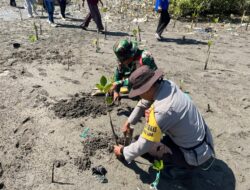 Bhabinkamtibmas dan Babinsa Desa Tanjung Luar Tanam Bibit Mangrove, Ajak Warga Jaga Kelestarian Pantai