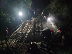 Di Bawah Cahaya Malam, Satgas Garuda Bangun Harapan