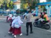 Bantu Pelajar Menyeberang, Personel Polsek Rastim Hadir dalam Pelayanan Rawan Pagi