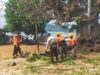 Polisi Peduli, Personel Satpolairud Polres Bima Kabupaten Bantu Warga Bersihkan Ranting dan Dahan Pohon Yang Menutupi Badan Jalan