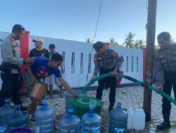Atasi Krisis Air Bersih, Sat Samapta Polres Sumbawa Salurkan Bantuan Air ke Wilayah Terdampak