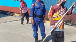 Polisi Penolong Hadir di Pesisir, Sat Polairud Polres Dompu Bantu Warga dan Amankan Aktivitas Pelabuhan