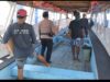 Polisi Penolong Sat Polairud Polres Lombok Utara Bantu Angkut Barang di Pelabuhan Bangsal