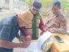 Polsek Gerung Kawal Penyaluran Bantuan Benih Jagung di Desa Beleka