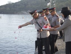 Polres Sumbawa Barat Gelar Upacara Tabur Bunga di Labuan Lalar Peringati Hari Bhayangkara Ke-80