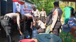 Sambut Hari Bhayangkara ke-80, Polres Loteng Salurkan Air Bersih di Praya Timur.