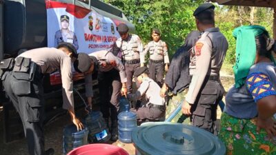 Sambut Hari Bhayangkara ke-80, Polres Loteng Salurkan Air Bersih di Praya Timur.