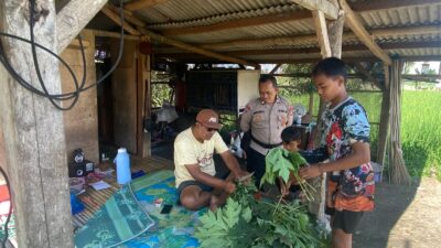 Personel Polsek Sukamulia Jalin Silaturahmi dan Sampaikan Imbauan Kamtibmas kepada Warga