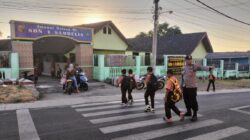 Kapolsek Sukamulia Intensifkan Strong Point Pagi, Personel Bantu Pelajar Menyeberang dan Atur Arus Lalu Lintas