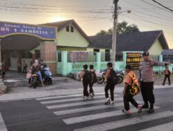 Kapolsek Sukamulia Intensifkan Strong Point Pagi, Personel Bantu Pelajar Menyeberang dan Atur Arus Lalu Lintas