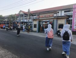 Personel Polsek Sukamulia Lakukan Strong Point, Wujudkan Keamanan dan Kelancaran Arus Lalu Lintas