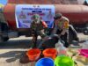 Bhabinkamtibmas dan Babinsa Desa Tanjung Luar Salurkan Bantuan Air Bersih kepada Warga Dusun Toroh Selatan