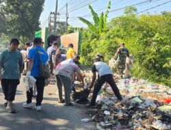 Babinsa Kuripan Utara Bangkitkan Semangat Gotong Royong Bersihkan Jalan Desa