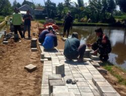 Babinsa Dampingi Pembangunan Jalan Usaha Tani Demi Kemajuan Petani