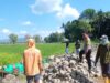 Bhabinkamtibmas Desa Dorebara Dampingi Pembuatan Saluran Irigasi, Dorong Produktivitas Pertanian dan Pemanfaatan Pekarangan