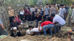 Wujud Solidaritas, Kapolsek Plampang Bersama Jajaran Hadiri Pemakaman Orang Tua Personel Polsek